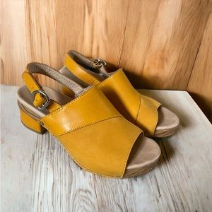 Dansko Madalyn Sandlas Womens size 37 (US 7)